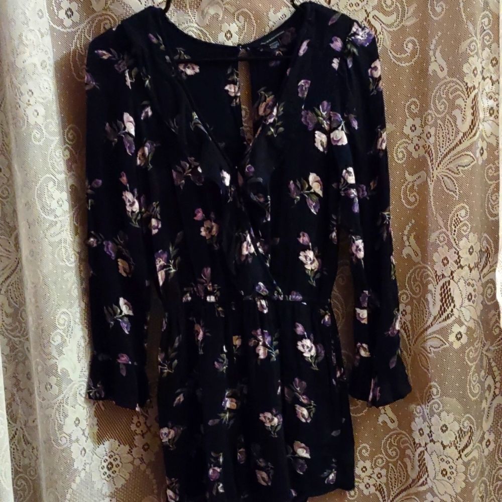 American Eagle Women's size XS black‎ tunic purple flower ruffles neck sleeve